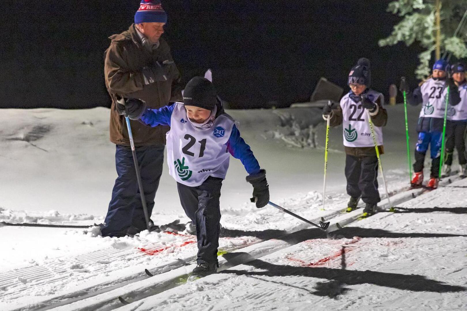 Talven ensimmäiset Sarjahiihdot kisattiin Aakonmajalla keskiviikkoiltana. HaU:n hiihtojaoston järjestämiä kilpailuja jatketaan joka toinen keskiviikko. Kuvassa matkaan lähdössä 8-vuotiaiden sarjassa kilpaileva Asla Anttila.