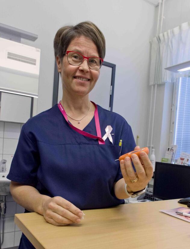Diabeteshoitaja Seija Pentti kertoo verensokerin mittaamisen nopeutuneen. Sormenpäästä otettavasta verinäytteestä se selviää viidessä sekunnissa.