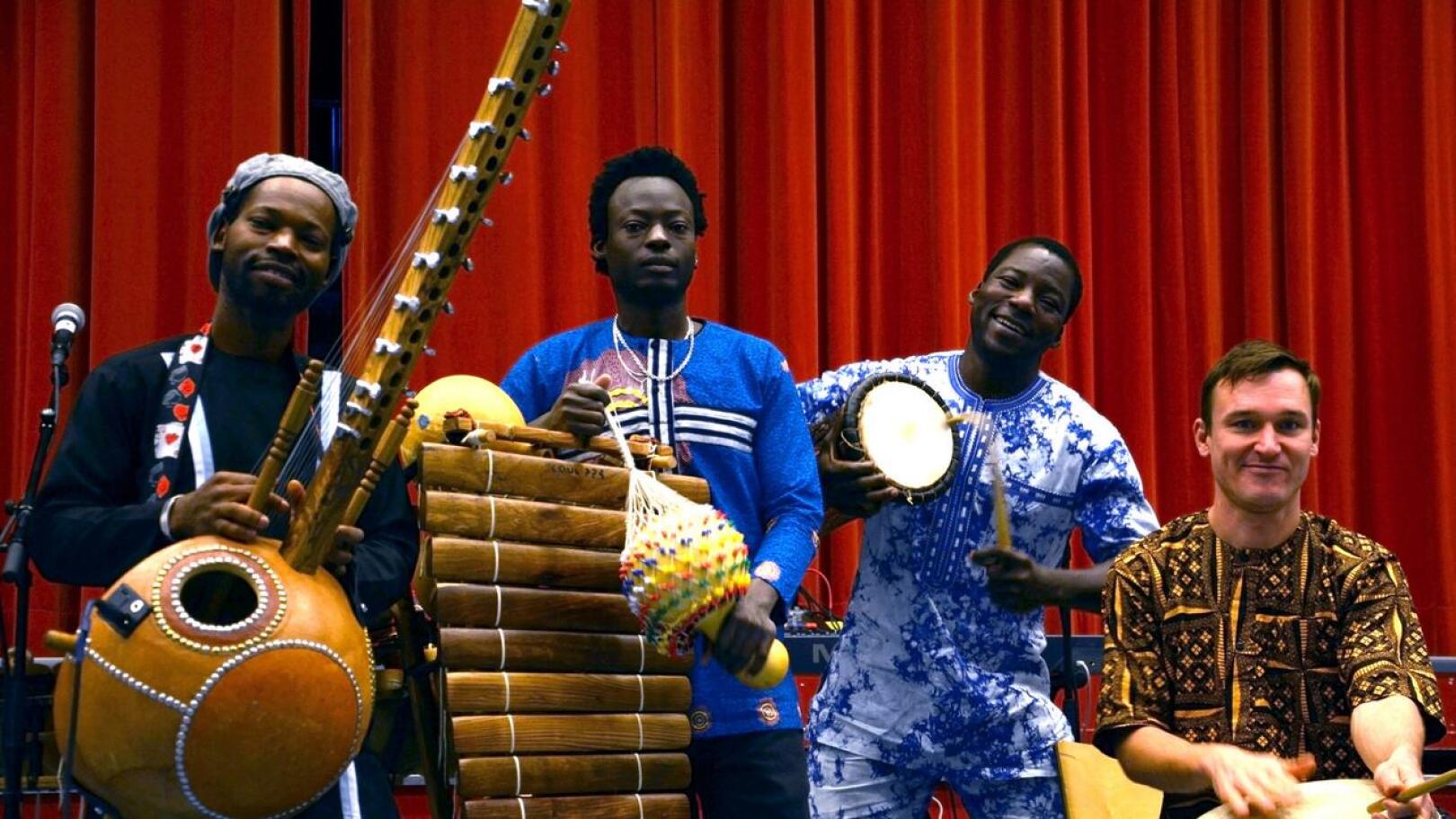 Adama Koné, Issiaha Dembele, Issa Dembele ja Ossi Raappalinna aloittivat konsertin, kuin Nivalaa varten tehdyllä, kiitoslaululla maanviljelijöille.