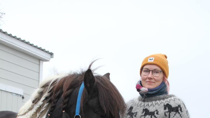  - Islanninhevoset ovat luonteeltaan kilttejä, ystävällisiä ja sosiaalisia sekä kokonsa puolesta ne soveltuvat hyvin sosiaalipedagogiseen hevostoimintaan, Eveliina Virtanen tietää.