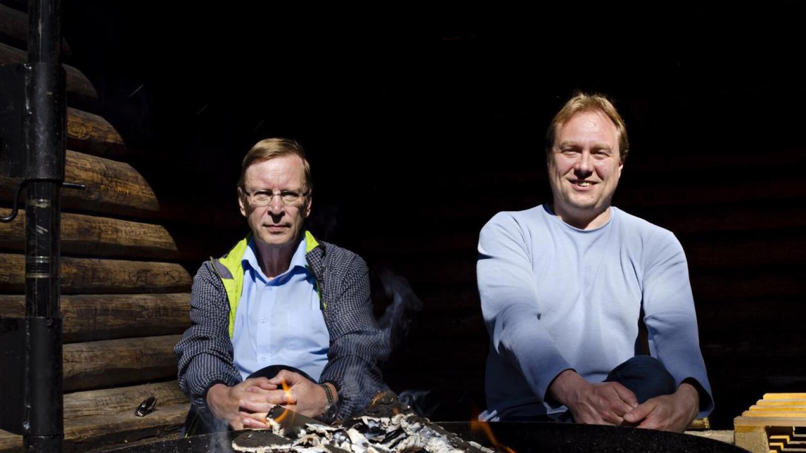 Tapio Lahola sekä Kalajoen Rotaryklubin presidentti Toni Määttänen Pleunan oiotussa kodassa uusitun grillin äärellä.