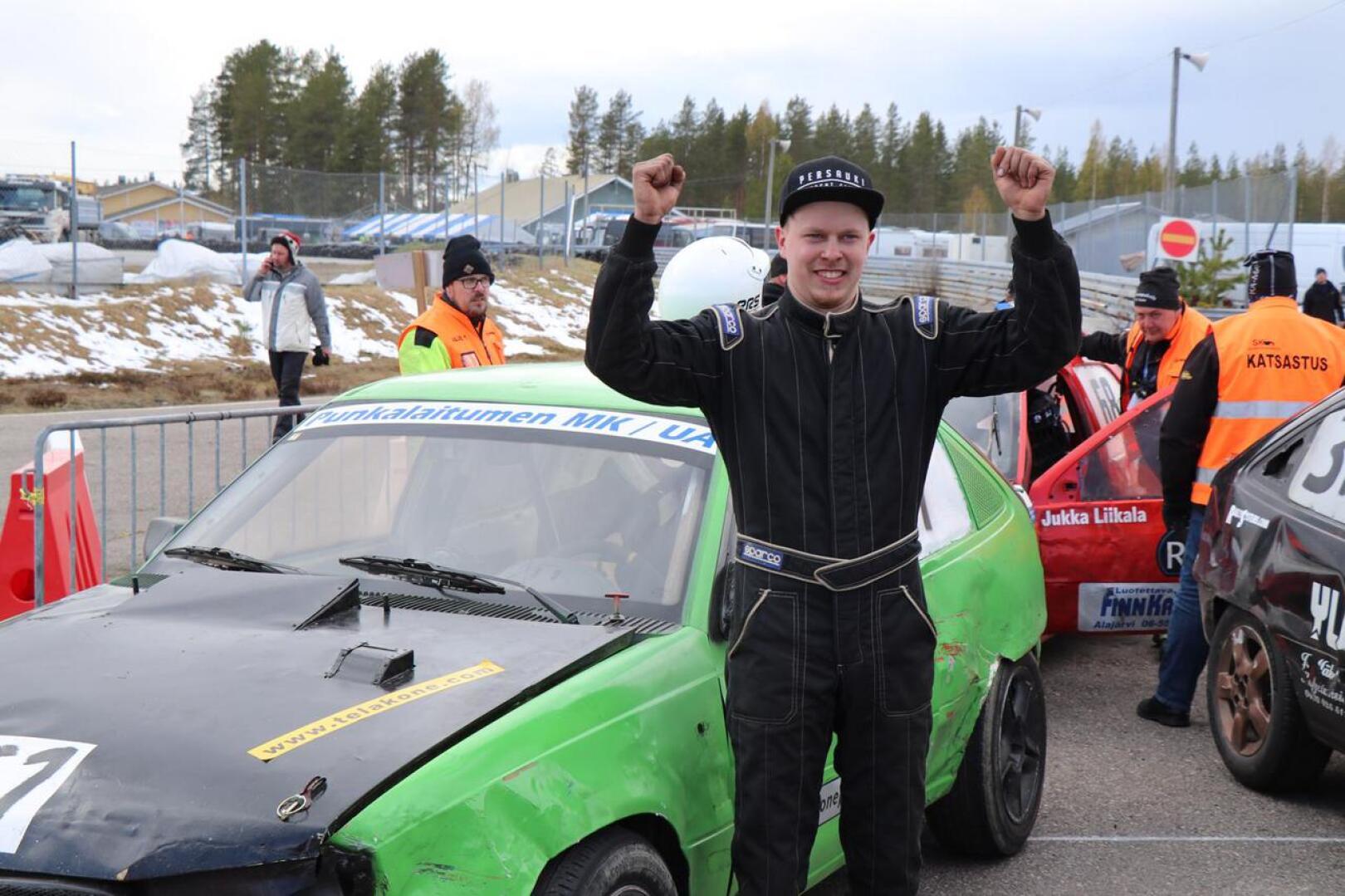 Asfalttikunkun voittaja Kimmo Lampinen tuuletti iloisesti maaliin tultuaan.