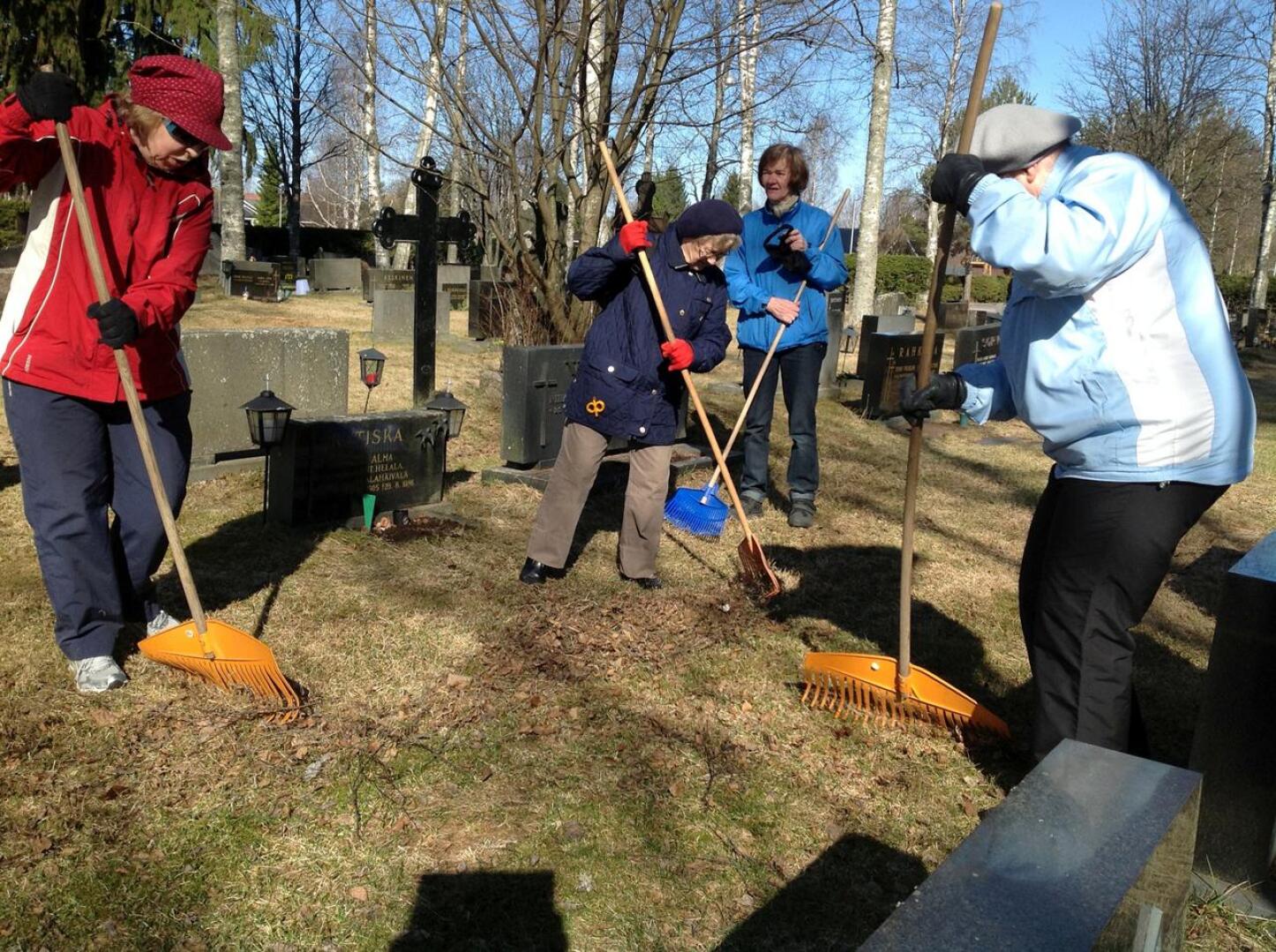 Ylivieskan seurakunnan omat työntekijät hoitavat mitä todennäköisimmin hautausmaiden kevätsiivoukset. Perinteisesti on pidetty siivoustalkoot, jossa ahkerimpia ovat yli 70-vuotiaat vapaaehtoiset. Kuva vuodelta 2013.