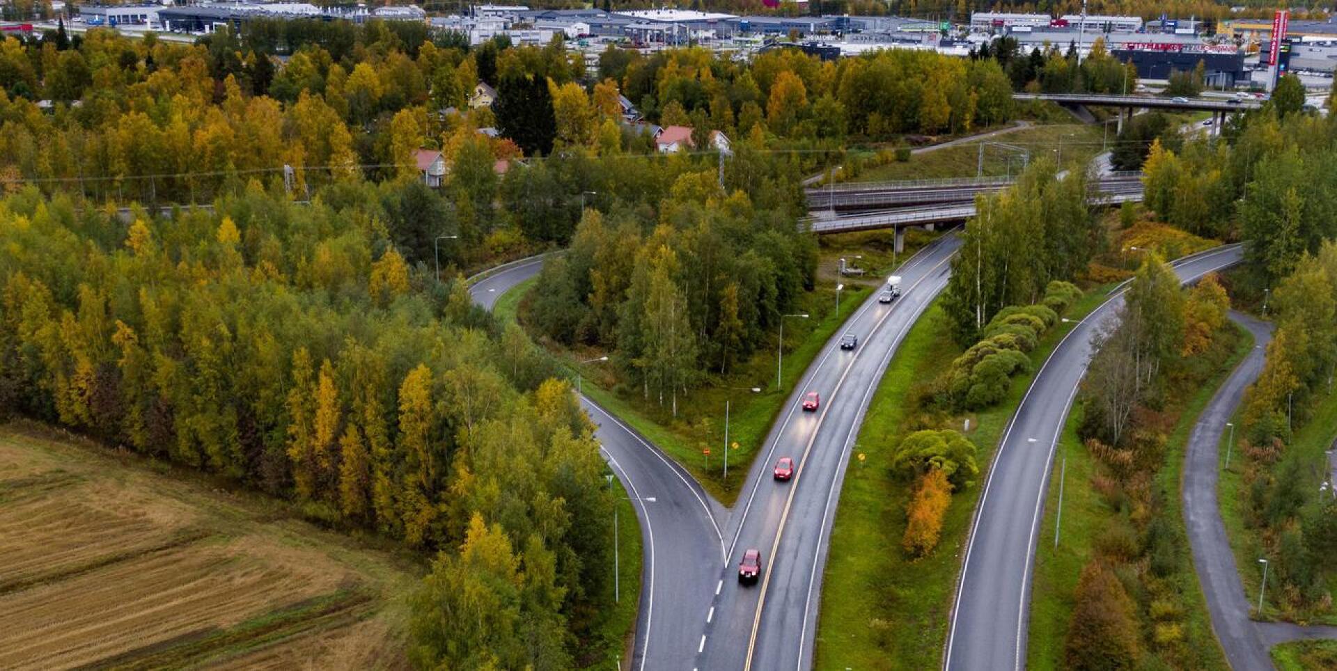 Arki-iltapäivän liikennettä Kasitiellä Kokkolassa. Keski-Pohjanmaalla pendelöinti kohdistuu etenkin Kokkolaan.