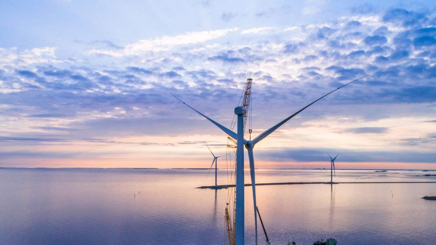 OX2:n Ajokseen rakentamat tuulivoimalat ovat puoliksi merellisessä ympäristössä. Pietarsaaren edustalle suunniteltujen voimaloiden kokoluokka on aivan toinen, ja ne sijaitsevat aluevesirajan ulkopuolella.