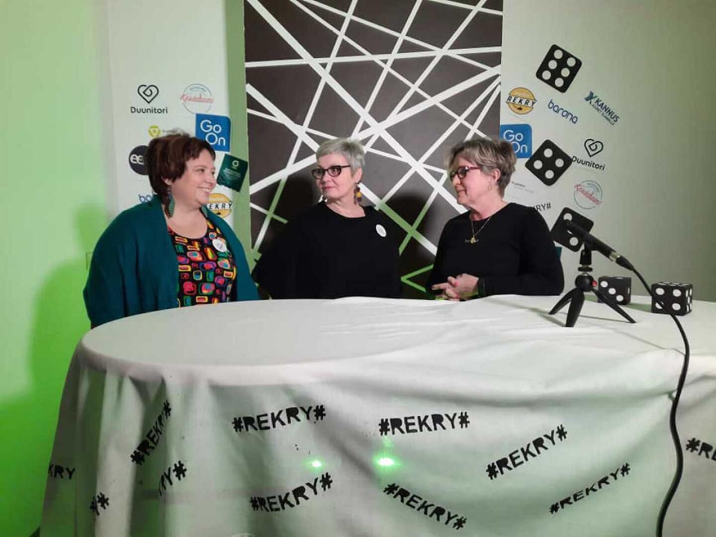 Virtuaalisesti. Rekrymesuut pidetään virtuaalisesti PaikallisTV:n kautta. Anja Takkunen, Sari Saarikoski ja Hanne Ylitalo testailivat jo studiota.