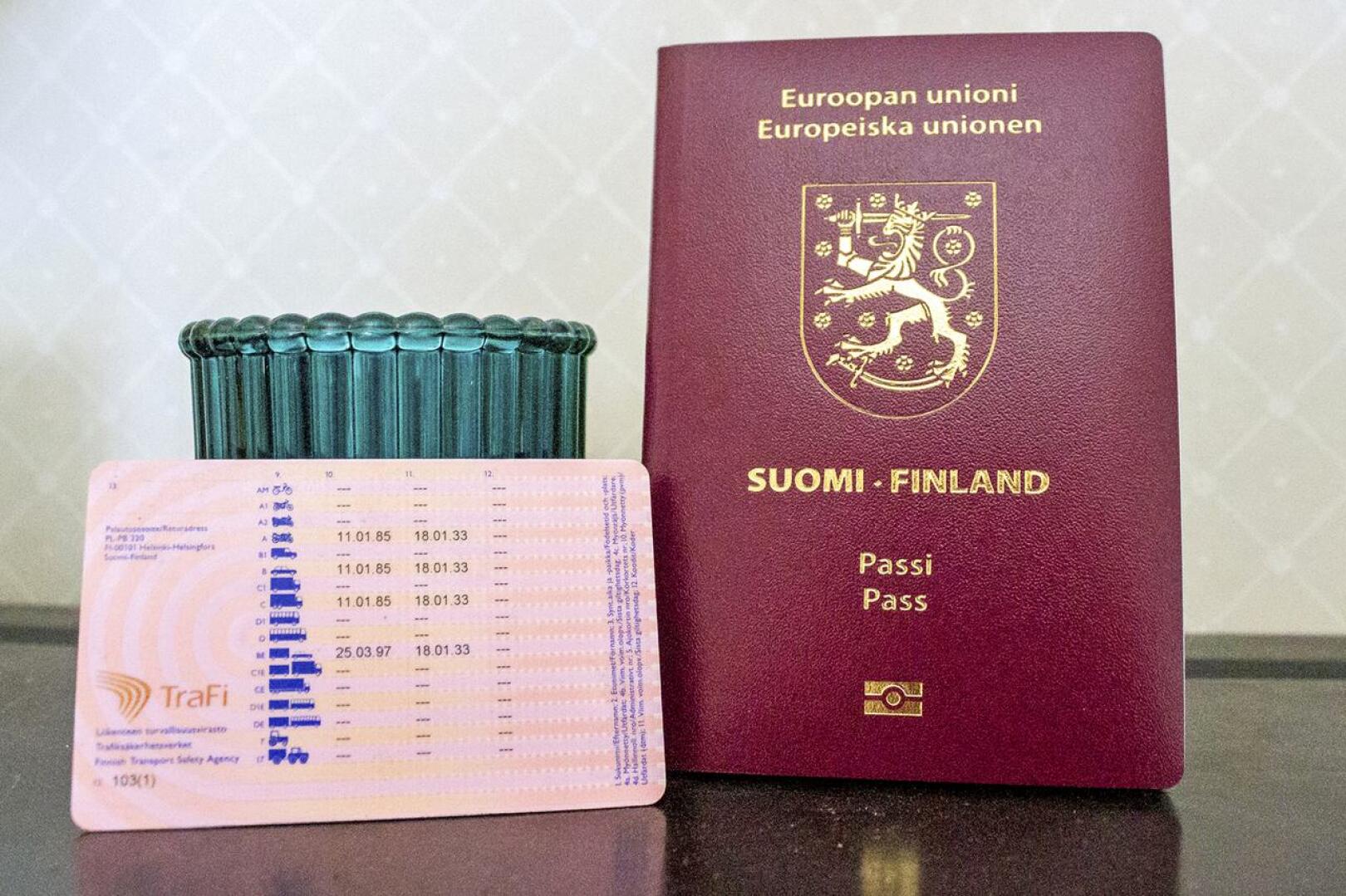 Henkilöllisyyden todistamiseen tarvitaan passi tai henkilökortti, henkilötunnukset eivät vaihdu.