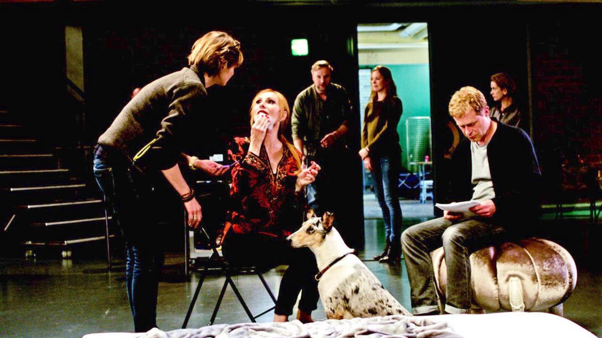 Teatteridiiva ja harjoituspari (Andrea Sawatzki ja Andreas Lust keskellä) sekoittavat näytelmän televisiosovituksen ohjaamisen. 
