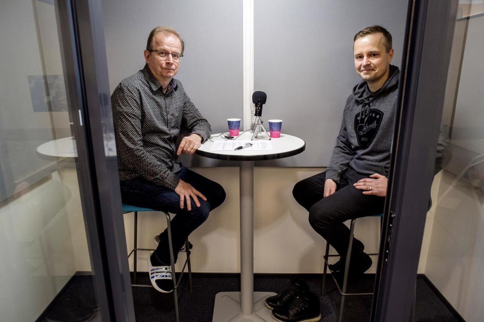 Pasi Tuukkanen (oik.) ja Juha Savela keskustelevat Hermeksestä Keparin kulmalla -podcastin tuoreimmassa jaksossa.