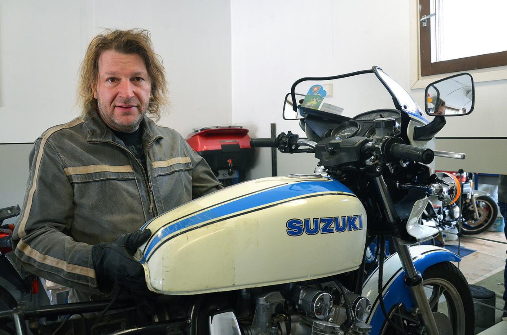 Mauno Lindqvist ja projektipyörä Suzuki.