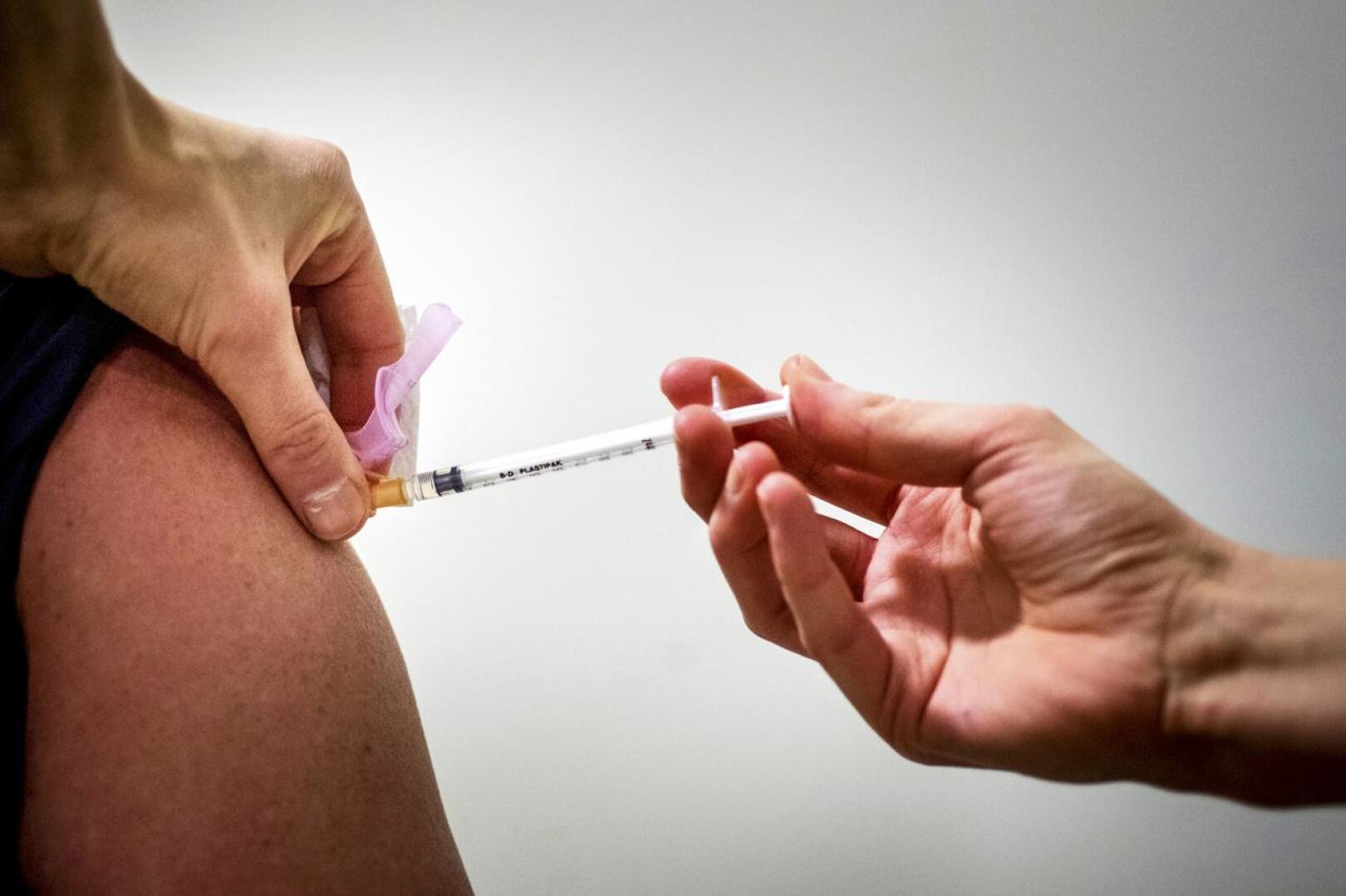 Viranomaiset vetoavat nyt, että nuoretkin hakeutuisivat Kalajoella rokotuksiin. Liikkeellä on nopeasti leviävä virus.