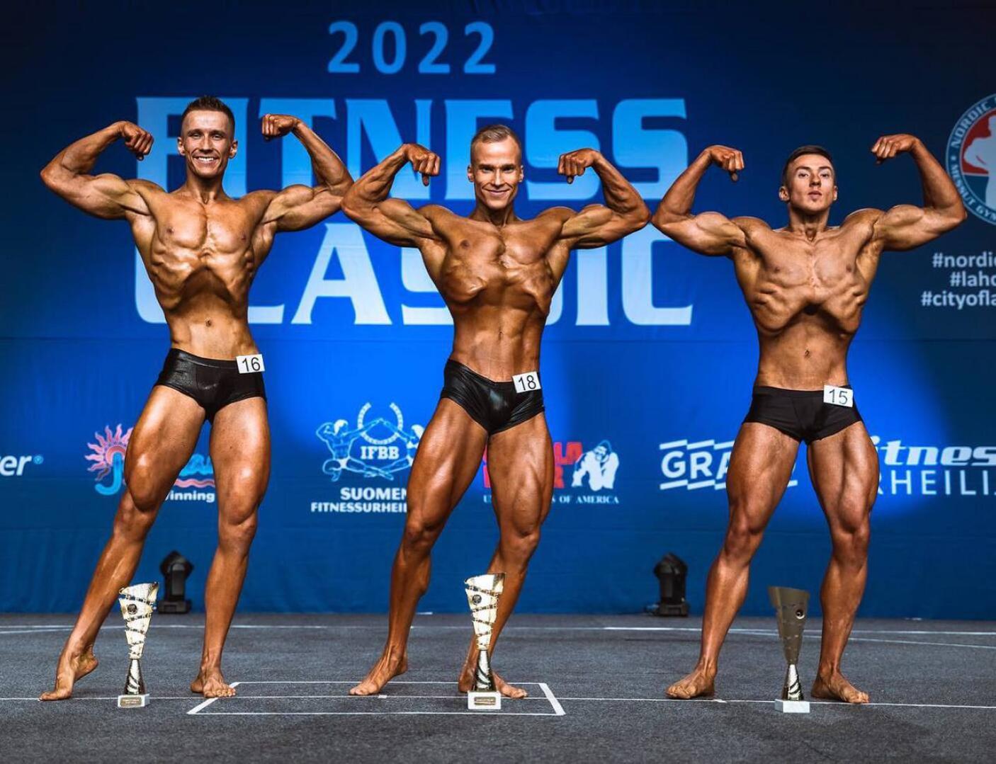 Joona Meriläinen (kuvassa keskellä) voitti Classic physiquen avoimen sarjan lauantaina Lahdessa Fitness Classic 2022 -kisassa