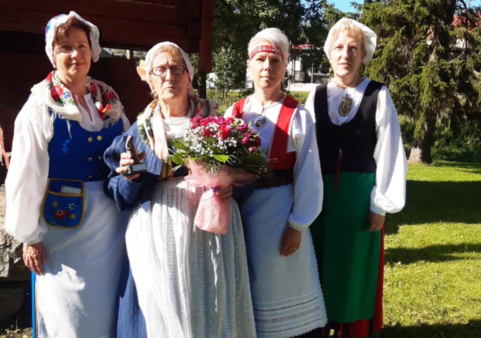 Vuoden kalajokinen Kaija Kivimaa vastaanotti tunnustuksen Kalajokilaakson puvussa ja hän on tehnyt myös tyttärilleen puvut. Hillevi Suomisella on Munsalan puku, Helinä Niskalalla Pyhäjärven puku ja Hannele Turvasella on Etelä-Pohjanmaan puku.