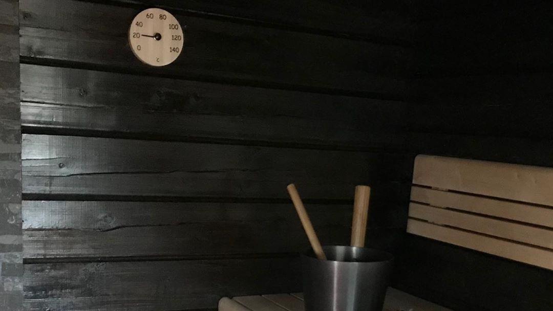 Sauna on Tanja Anttilan mukaan yksi tärkeimmistä tekijöistä mökillä. Alunperin puunvärinen sauna muuttui remontin yhteydessä tummanpuhuvaksi.