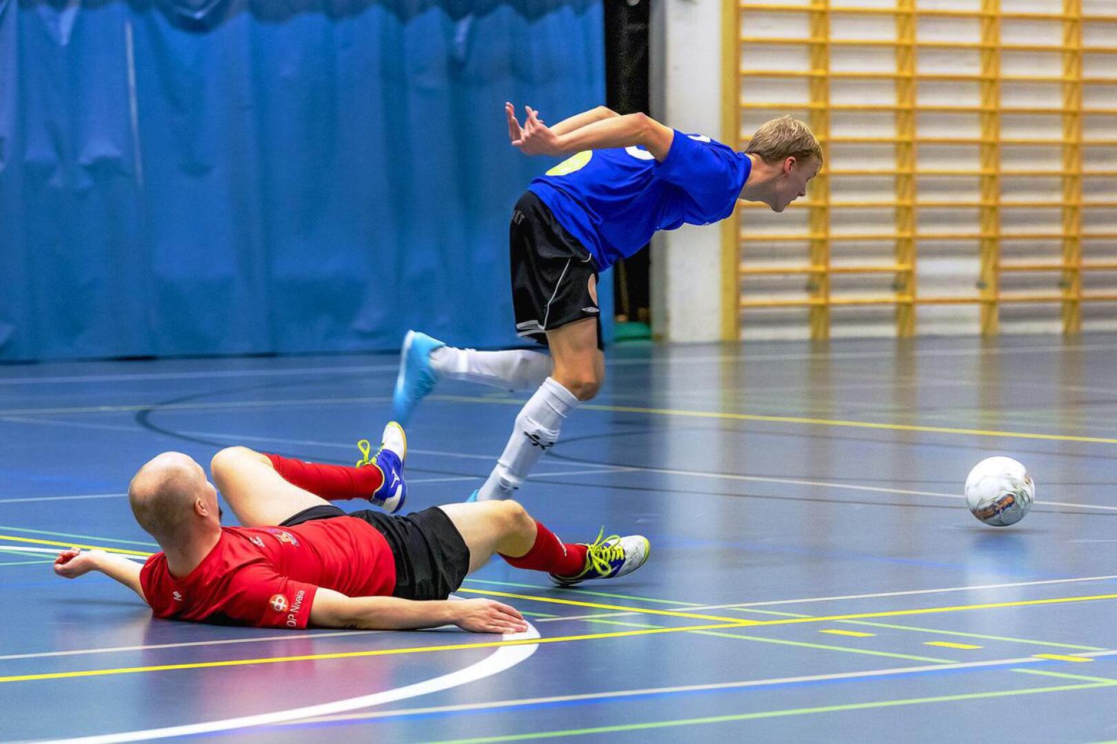 FC Folkin Miikka Koivu tietää: katse palloon ja tiukasti eteenpäin.