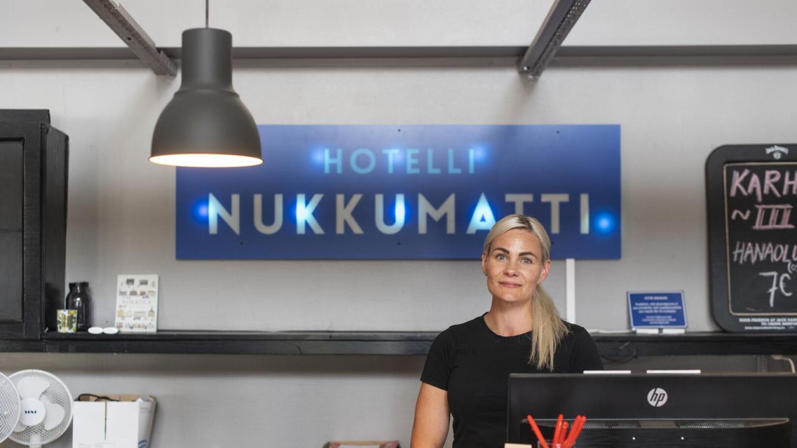 Sanna Rönnkvist Hotelli Nukkumatin vastaanotossa. Rönnkvist vastaa myös Rautatienkadun huoltamon toiminnasta.