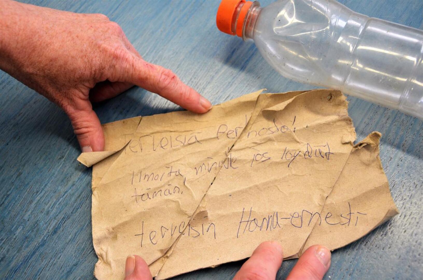 Vuokko ja Tom Riihimäki löysivät jokivarresta pullopostia, jonka tulva oli tuonut Perhosta Kaustisen Virkkalaan. He toivovat, että lähettäjä löytyisi.