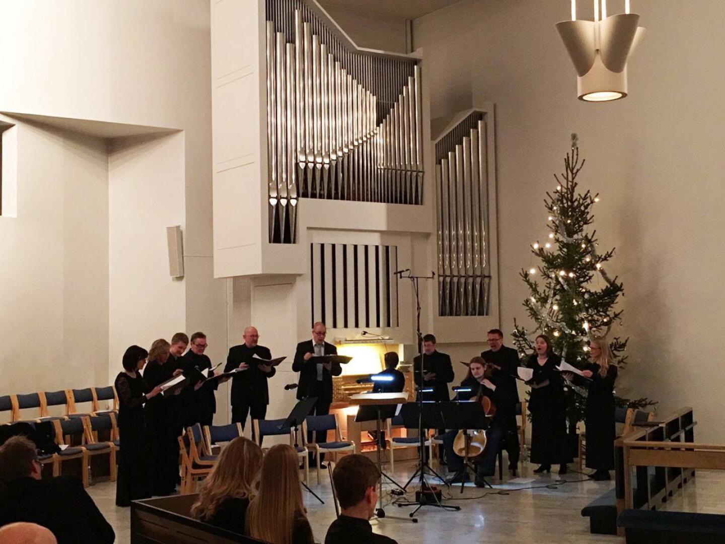 Konserttien ja esimerkiksi Kauneimpien joululaulujen järjestäminen kirkossa mahdollisestaan koronapassin avulla.