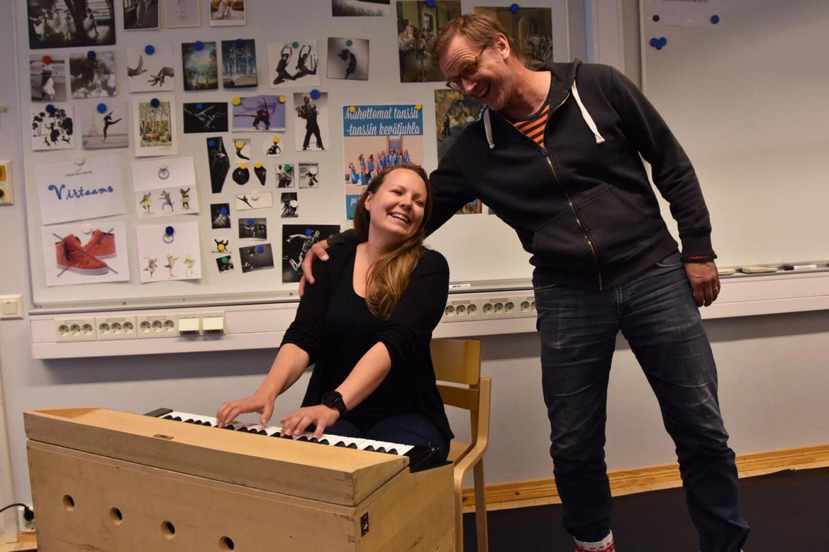 Lauluosuuksista näytelmässä vastaavat Sanna Pirttisalo ja Janne Raudaskoski.