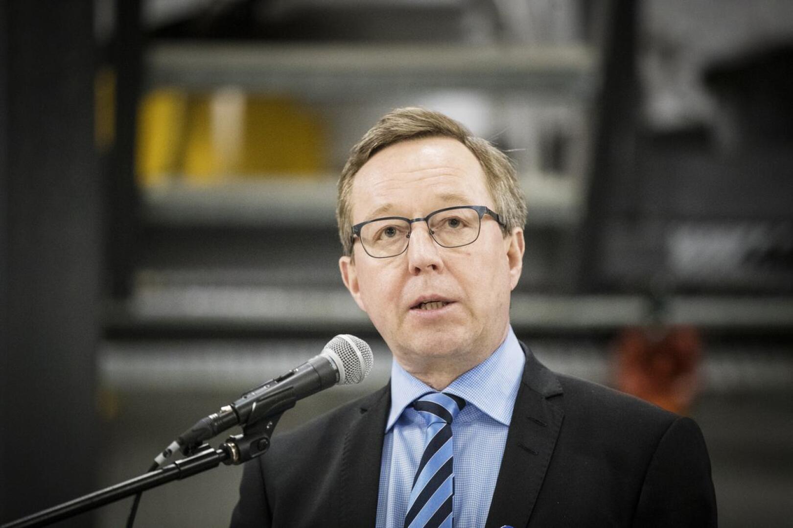 Elinkeinoministeri Mika Lintilä ehdottaa yhtenä ilmasto- ja koronaelvytystoimien yhdistelmänä kivihiilestä luopuisen tuen aikaistamista.
