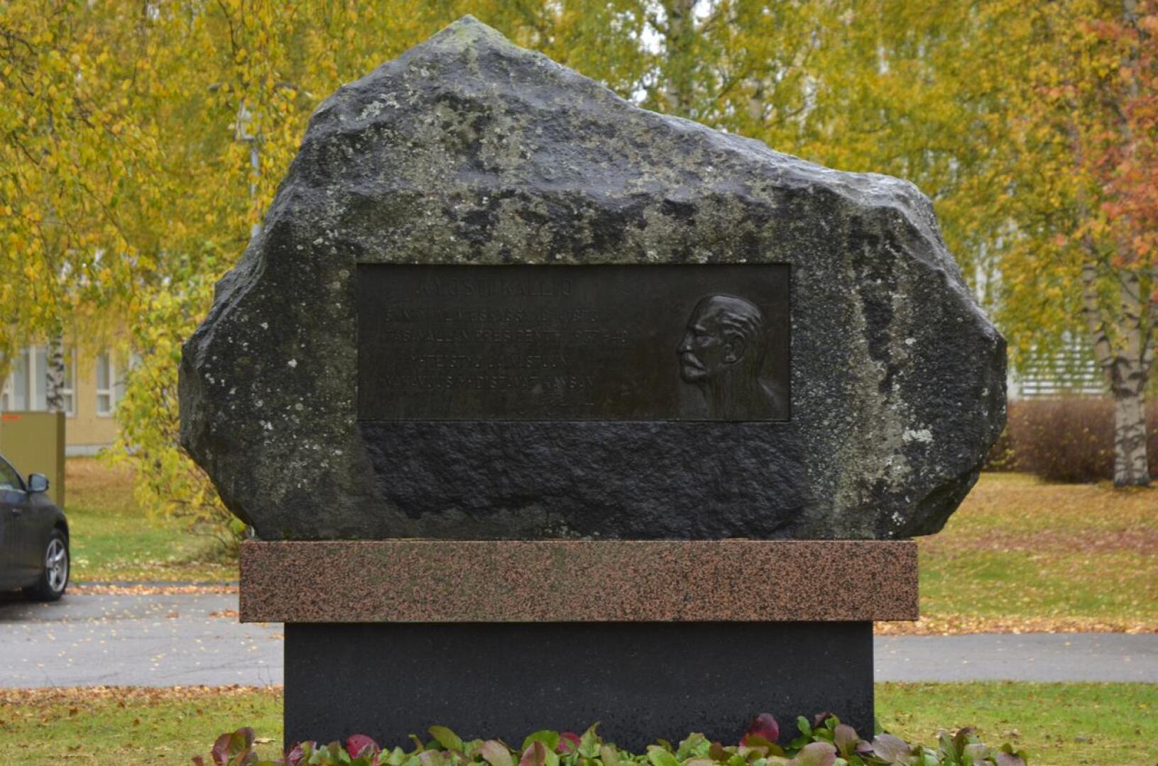 Presidentti Kyösti Kalliolla on oma muistokivi Ylivieskassa.