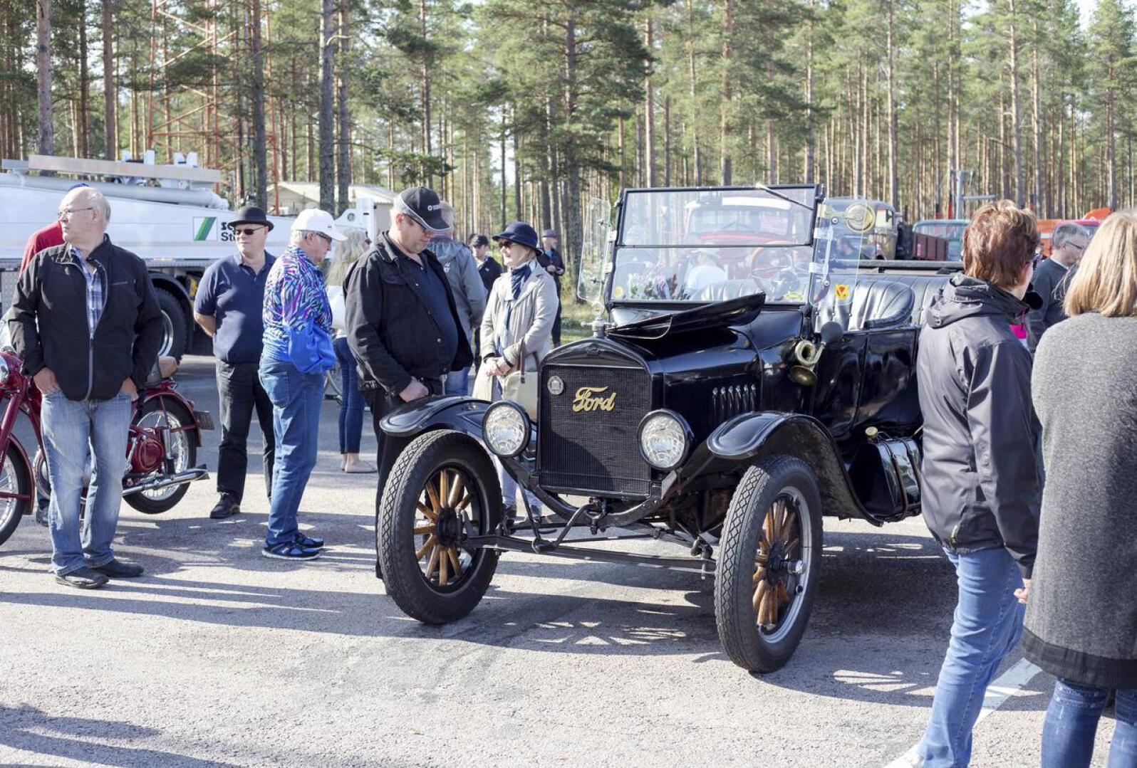 Kalajoen Hiekkasärkkien ABC-myymälän pihassa sai ihastella Auton päivän veteraaniautoja, joista vanhin oli Ford Model T Touring vm-1924.