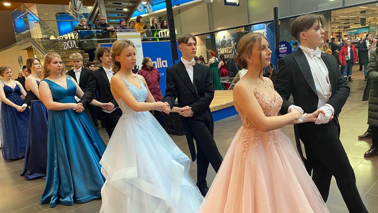 Lukiolaiset tanssivat Raumon ja Kokkokankaan kouluilla, Rajalla kauppakeskuksessa ja Putaan hallilla päivän aikana.