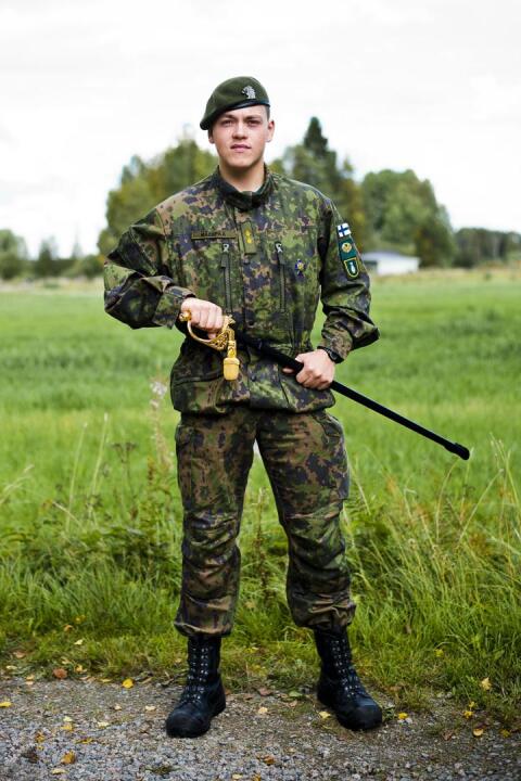 Nimipäiväsankari Arsi Mäenpää palkittiin viime syksynä tiettävästi ensimmäisenä nivalalaisena reserviupseerikurssin priimuksena.