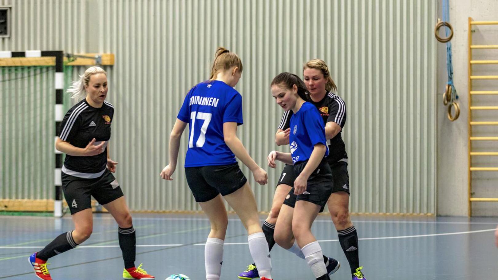 FC Folk pelasi kaudella kaksi tasaista taistelua ylivieskalaista Populaa vastaan, joista molemmat päättyivät Populan maalin voittoon. Kuvassa FC Folkin Aino Roininen ja Siina Heitto.