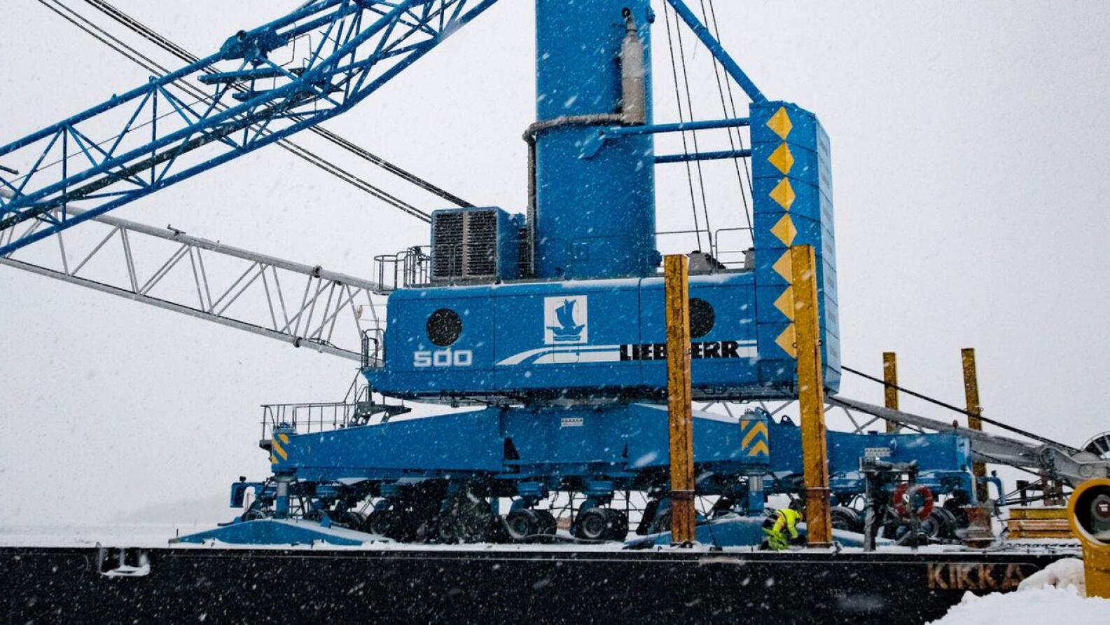 Nyt satamaan saapunut Liebherr LHM 500 satamanosturi pystyy nostamaan 140 tonnin kuorman ja tekee Pietarsaaren satamasta entistä kilpailukykyisemmän