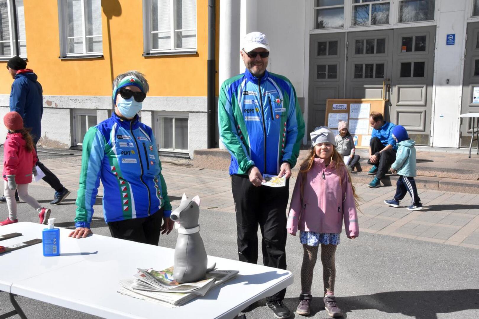 Pertti Salo käytti sukulaistyttö Odessaa tutustumassa Perheseikkailuun Mäntykankaan koululla. Raija Lumiaho oli organisoimassa sunnuntain tapahtumaa.
