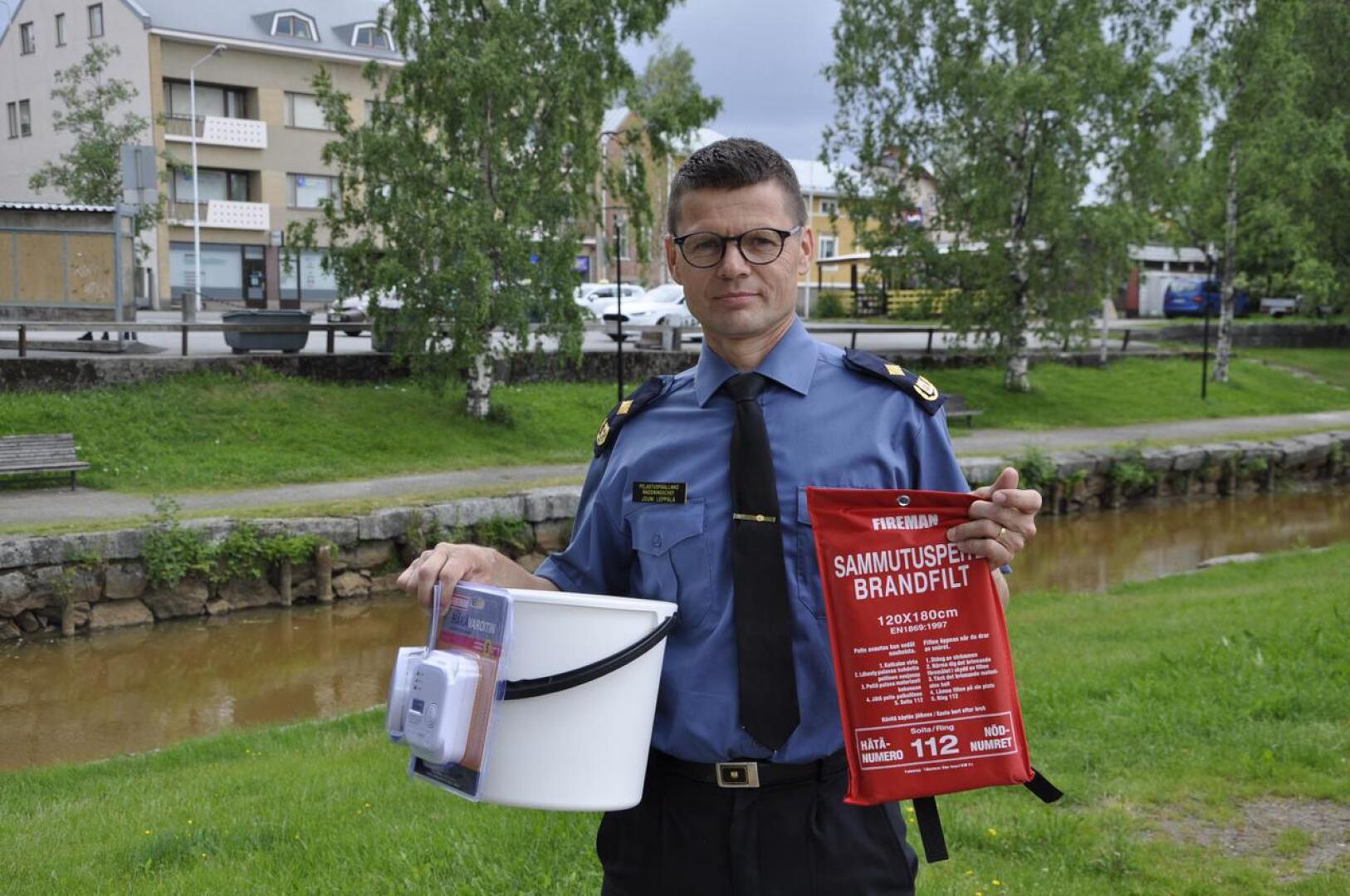 Keski-Pohjanmaan ja Pietarsaaren alueen pelastuslaitoksen pelastuspäällikkö Jouni Leppälä muistuttaa, että joka kodista tulisi löytyä palovaroitin, sammutusastia, sammutuspeite ja häkävaroitin.
