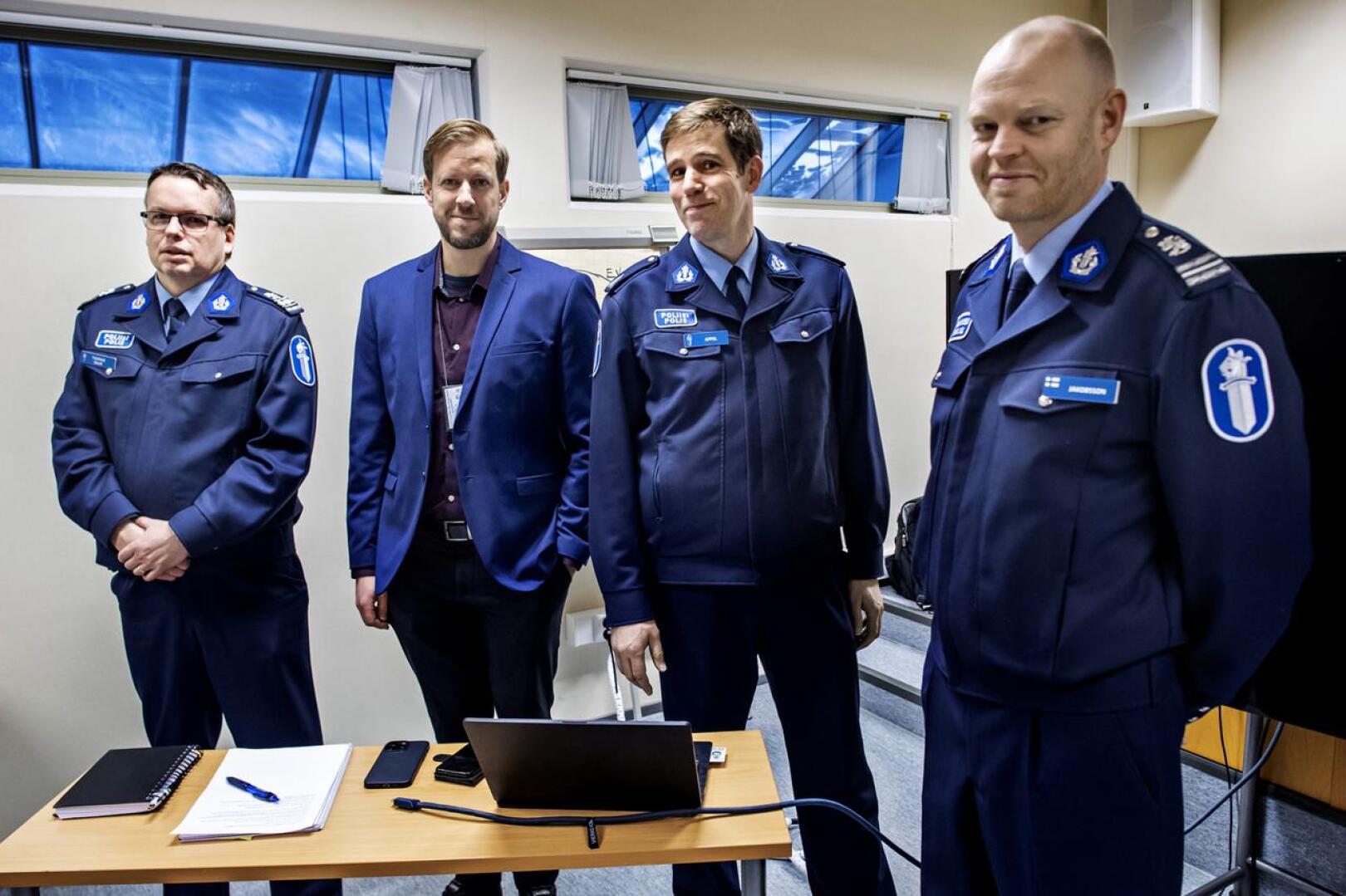 Poliisin mediatapaamisessa olivat läsnä Thomas Skur, Tony Rauma, Mikael Appel ja Magnus Jakobsson.