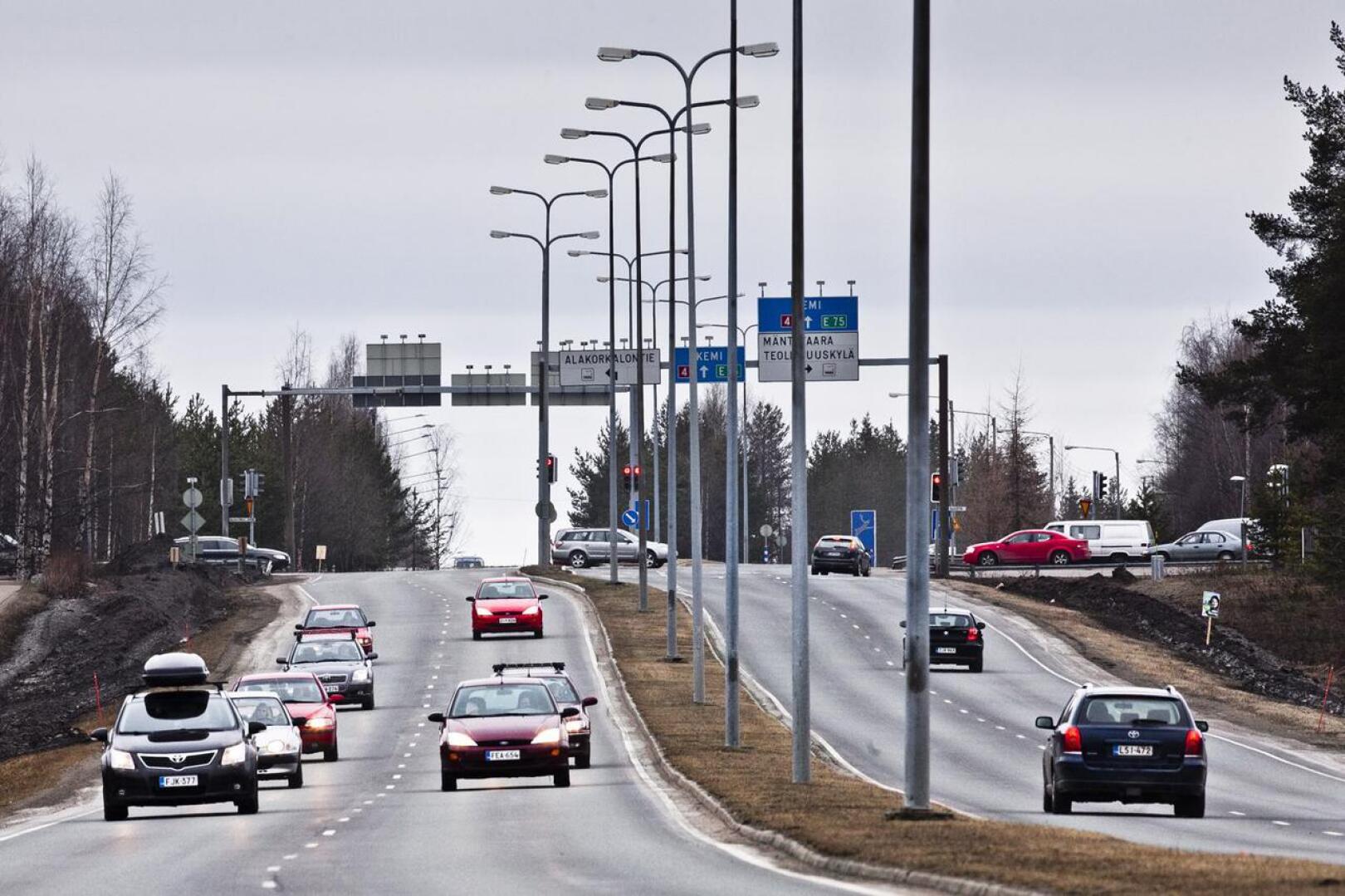 Uudenlainen kameratolppa alkaa valvoa liikennettä Suomessa. Valtaosa ylinopeussakoista kirjoitetaan tänä päivänä juuri kameravalvonnan perusteella.