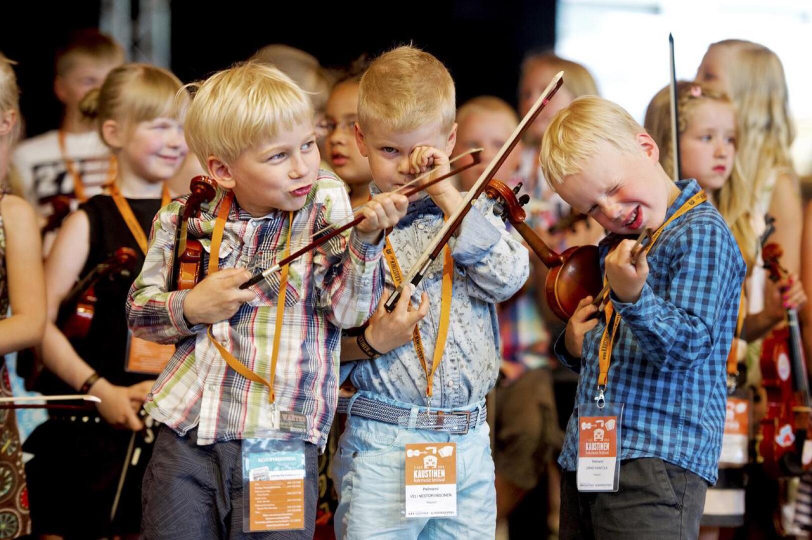 Näppäritoiminta vie kaustislaista viulunsoittoperinnettä uusille sukupolville. Unescon ylläpitämälle ihmiskunnan aineettoman kulttuuriperinnön listalle ehdotetaan Suomesta kaustislaista viulunsoittoperinnettä. 