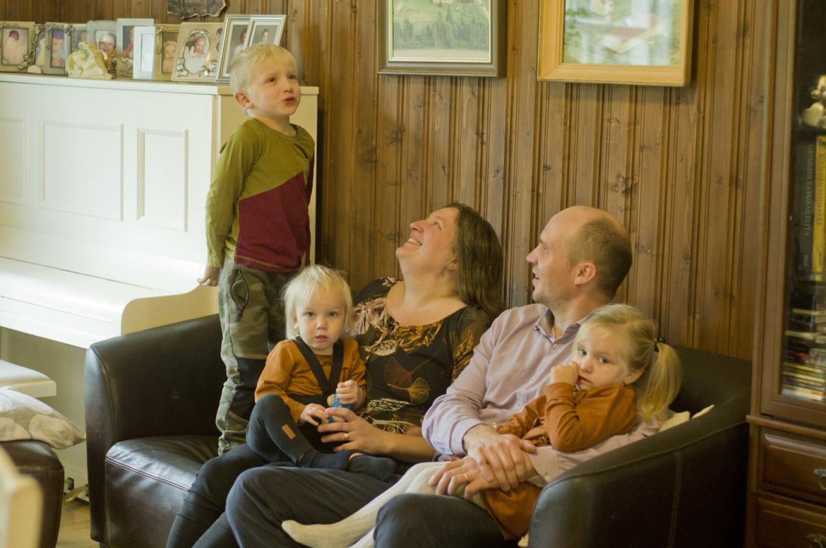 Eeva-Leena ja Heikki Ainasoja ja lapset Eero, Tapio ja Helga.