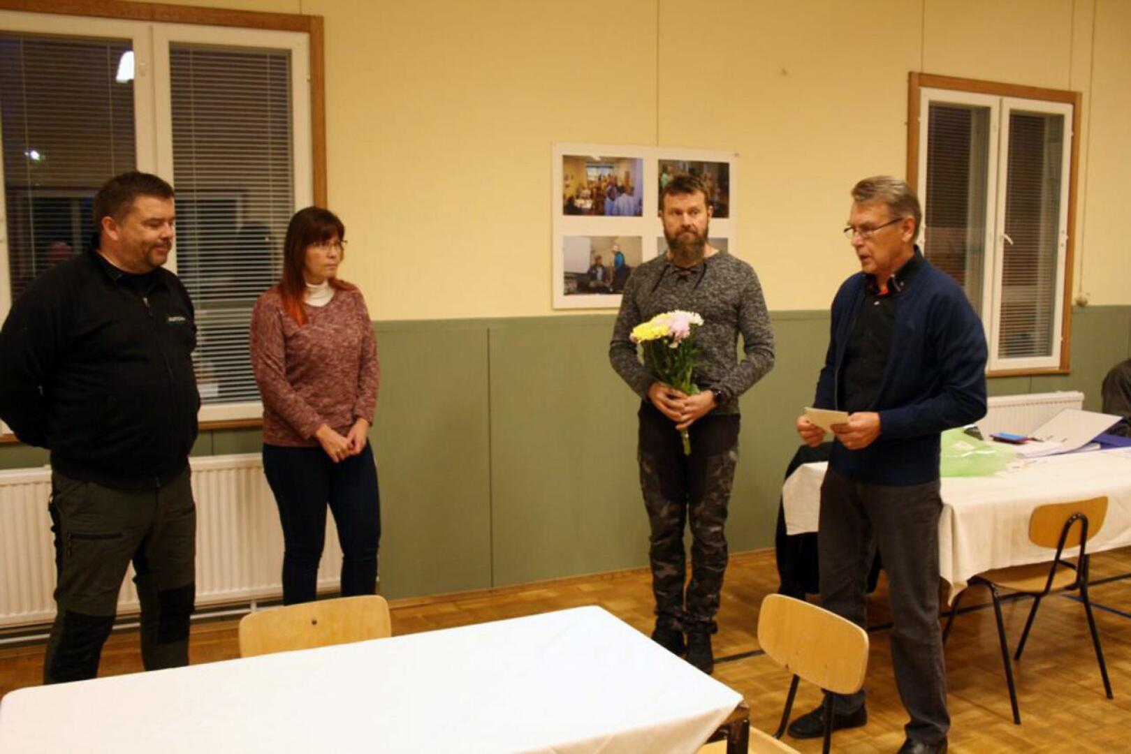 Lions Clubin kulttuuripalkinnon vastaanottivat Ylikylän kyläyhdistyksestä Harri Simola ja Minna Miettinen. Palkinnon luovuttivat Janne Hietalahti ja Allan Kauppinen.