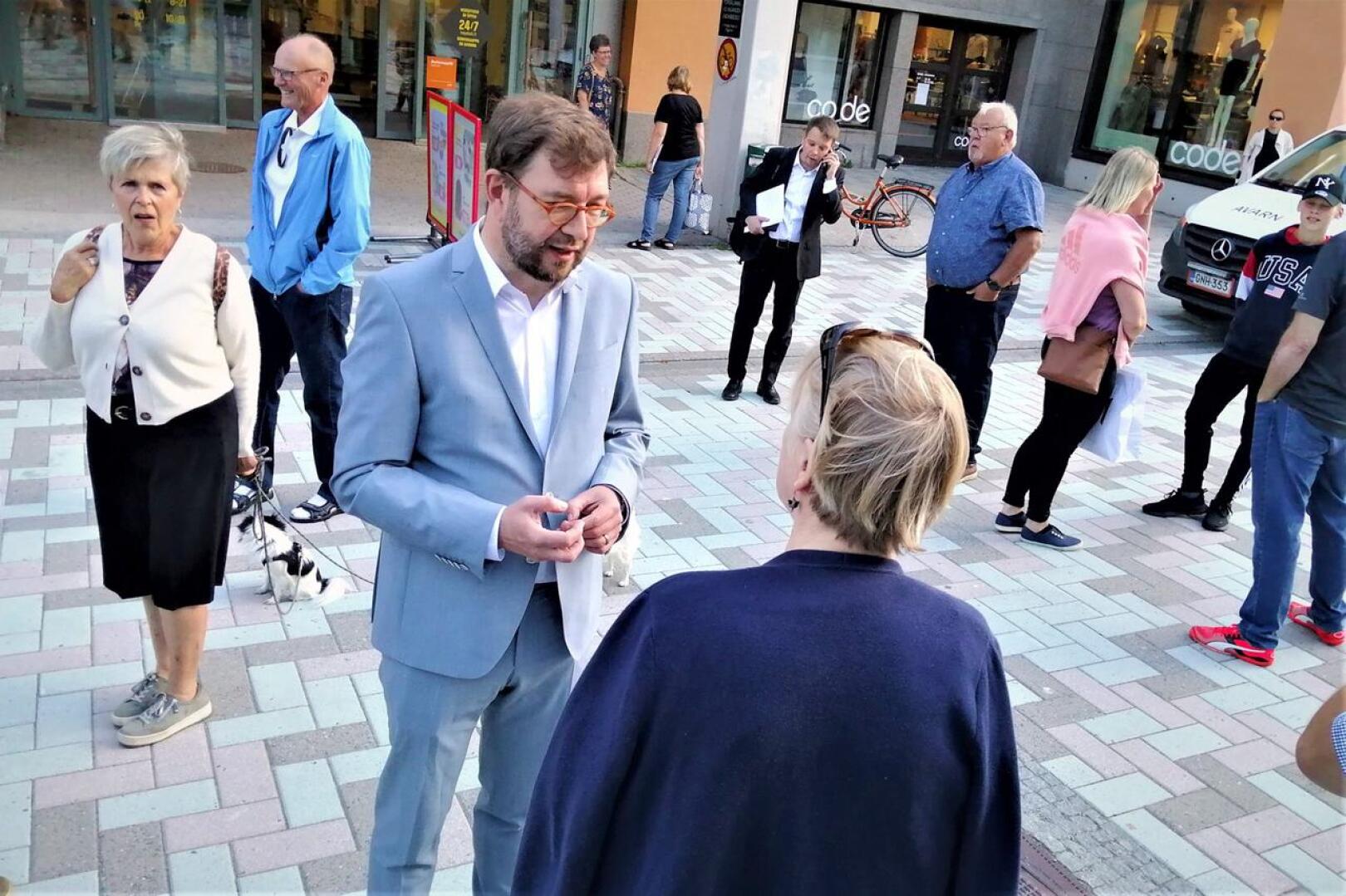 Liikenne- ja viestintäministeri Timo Harakka tapasi kansalaisia ja oman puolueensa paikallisaktiiveja kävelykadulla. 