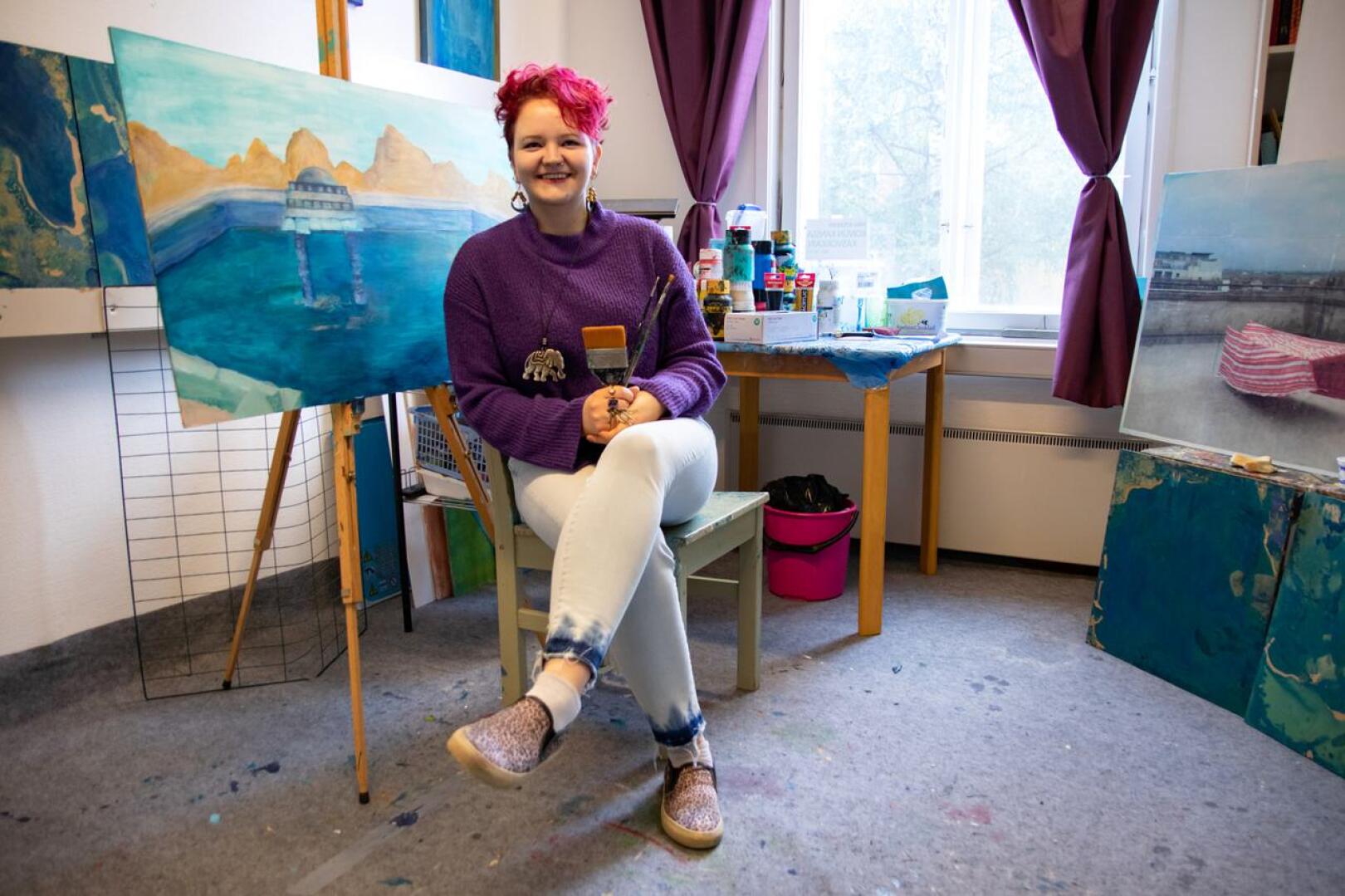 Mira Roivainen kertoo, että kuvataiteilijan työn suurimmat haasteet liittyvät työn itsenäisyyteen sekä talouspuoleen. Kuitenkin taiteilijan ammatti on elämäntapavalinta, joka kysyy rohkeutta elää omalla tavallaan.