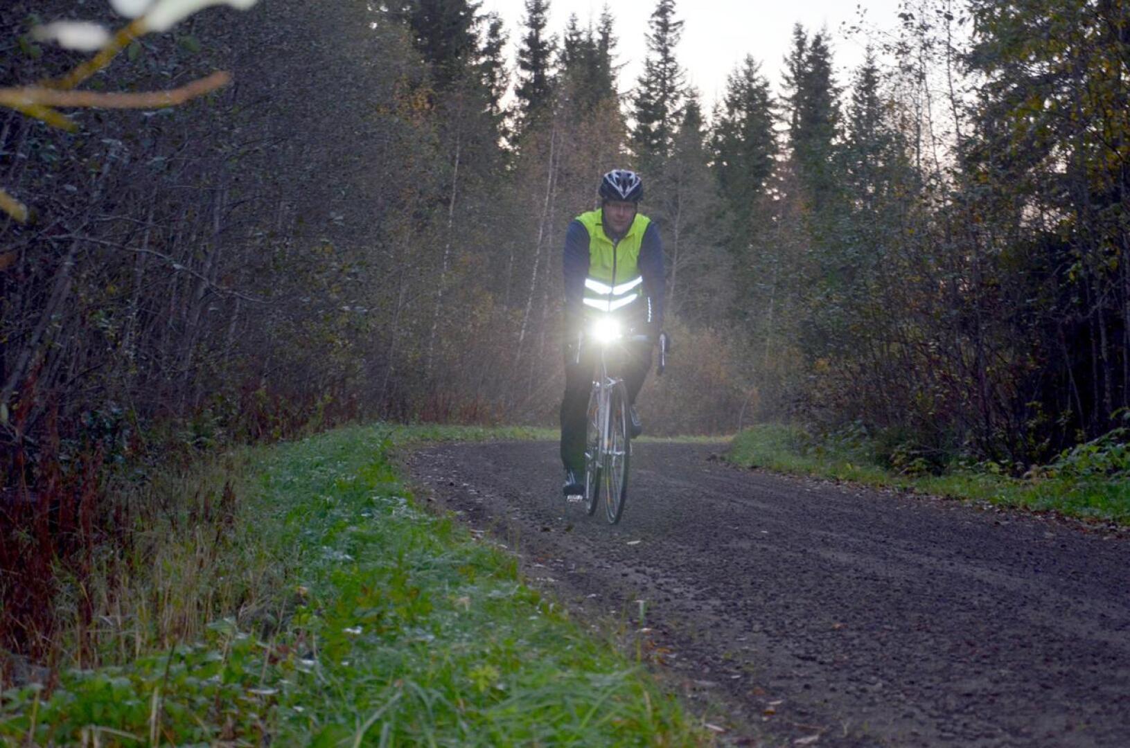 Kesäkuussa uudistuneen tieliikennelain mukaan polkupyörissä pitää olla etuvalon lisäksi myös punainen takavalo. Kuvassa Jani Isokääntä vuonna 2014.