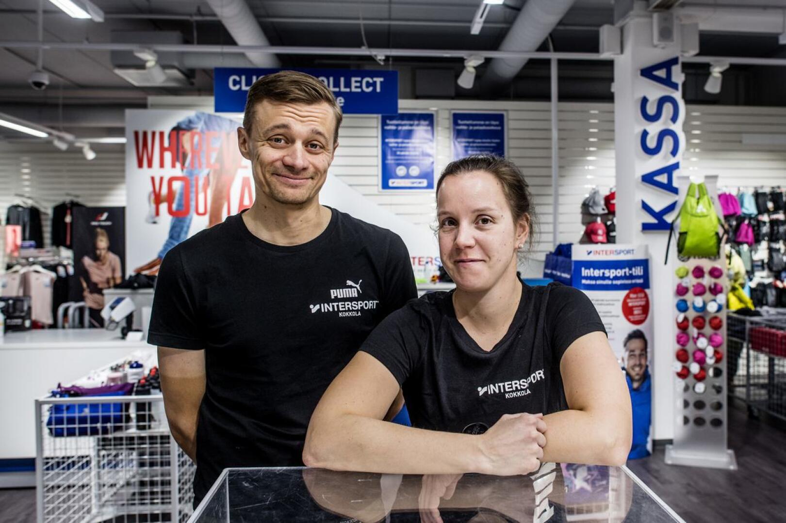 Terhi ja Tommi Martikainen ovat juuri aloittaneet Intersport Kokkolan kauppiaina. Yrittäjillä jää aikaa myös kilpaurheilulle.