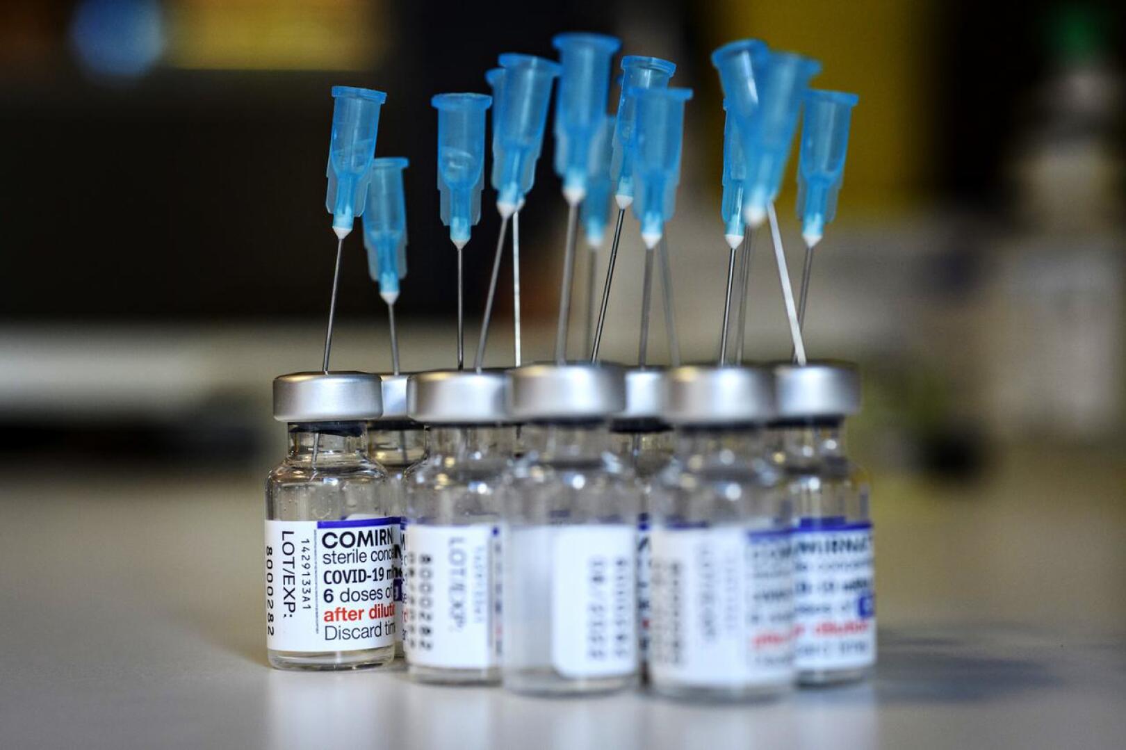 Neljäs rokote annetaan tällä hetkellä yli 65-vuotiaille ja riskiryhmille. Syksyksi odotetaan uusia varianttirokotteita. joiden käytöstä ei ole vielä suosituksia.