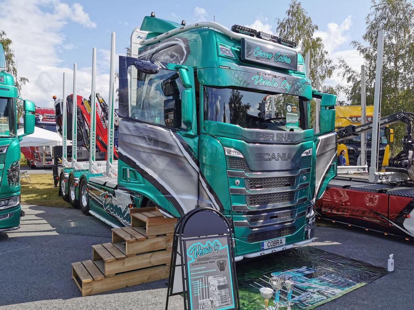 Puukuljetus Vesalan Green Cobra Power Truck Shown näyttelyssä.