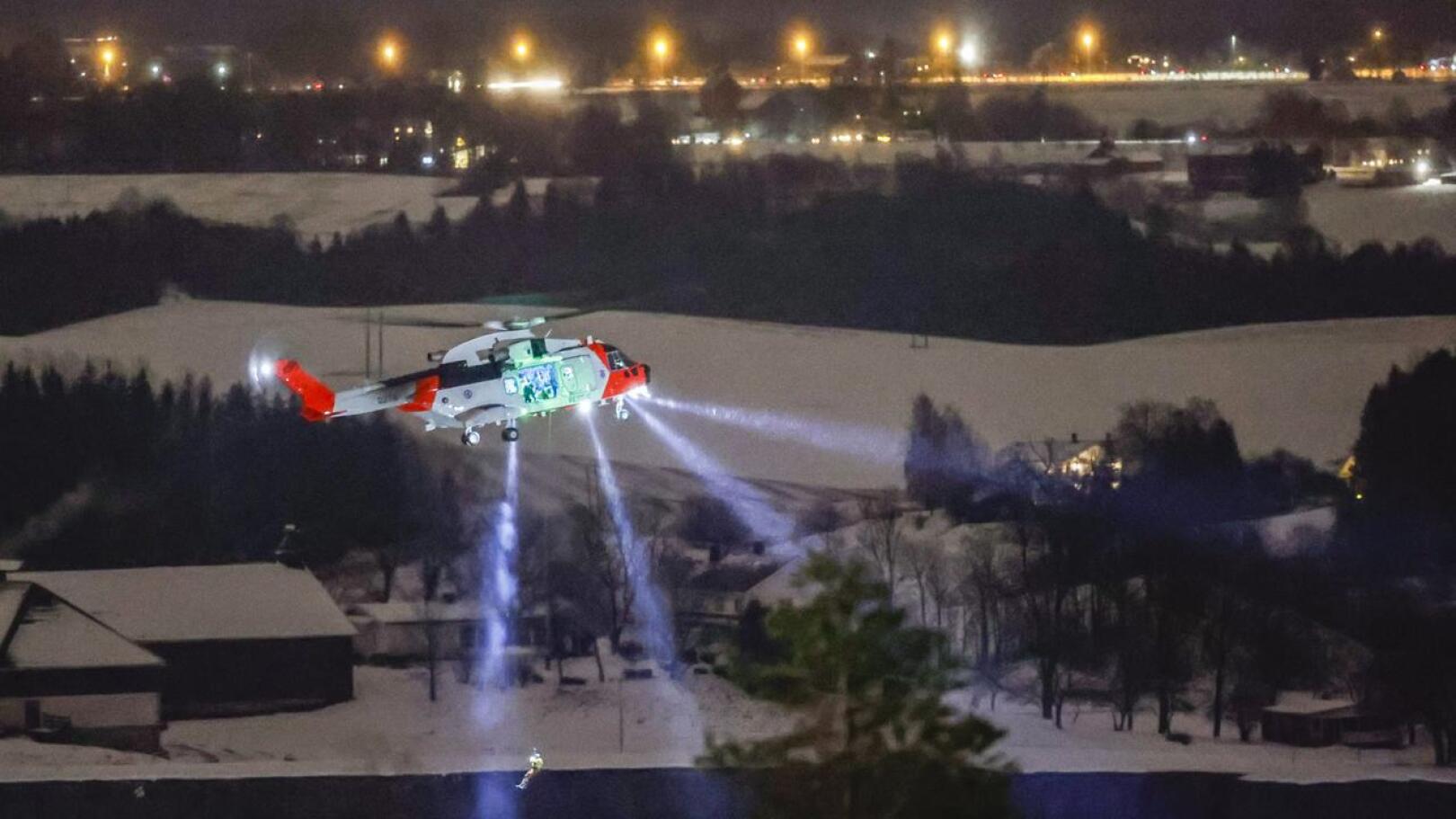 Keskiviikkoiltana pelastaja laskettiin pelastushelikopterista lähelle aluetta, jossa maanvyörymä osui asuinalueelle lähellä Askin kylää Norjassa. Poliisin mukaan useat ihmiset ovat yhä kateissa.