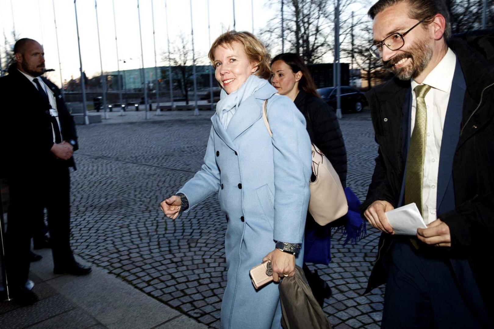 RKP:n puoluejohtaja Anna-Maja Henriksson saapuu median edustajien tentittäväksi vaali-iltana sunnuntaina. Hän johdatti puolueensa Vaasan vaalipiirin suurimmaksi puolueeksi.