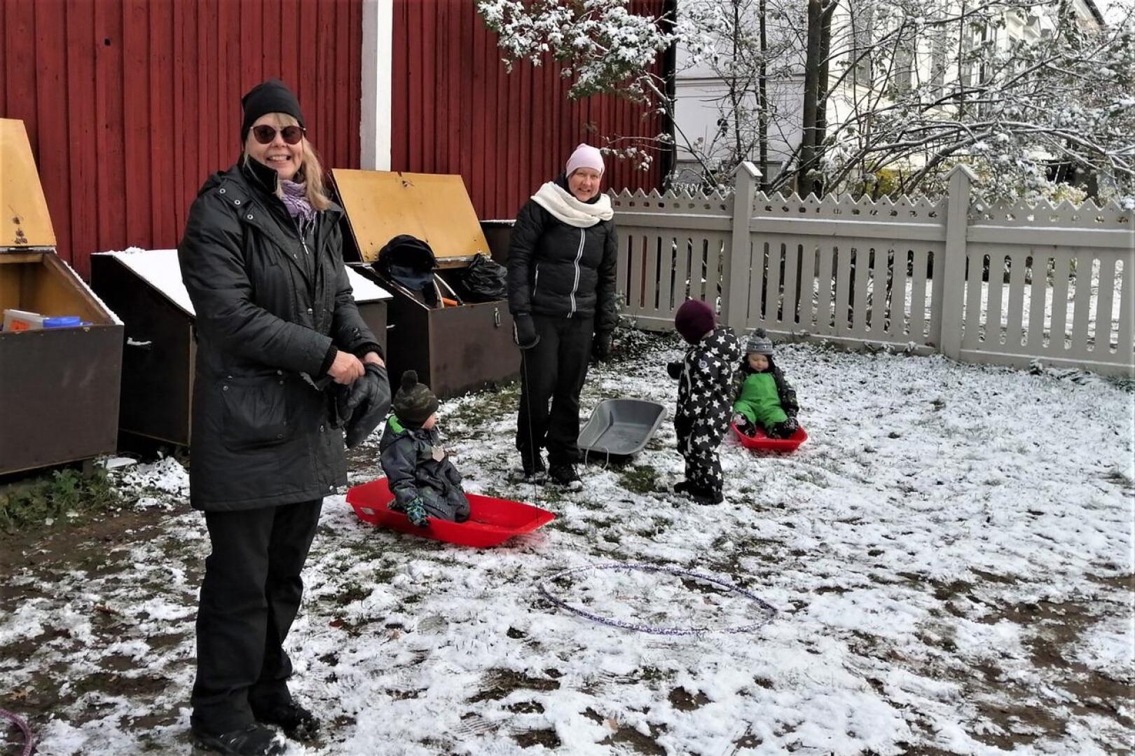 Lunta oli kuin olikin tullut sen verran, että pulkka liikkui nurmikolla. Tiina Lillqvist ja Tanja Tapola sanovat toiminnan todennäköisen päättymisen olevan todella harmillista. 