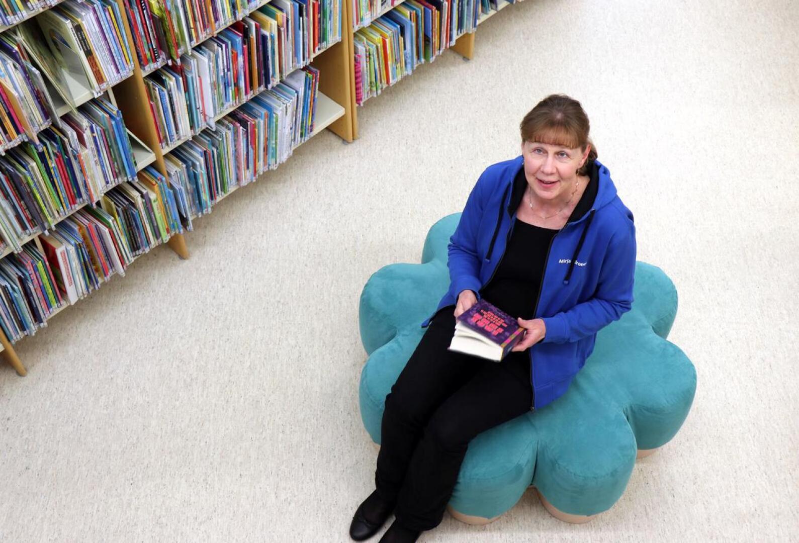 Mirja Siironen on toiminut rehtorin tehtävien ohella kirjastonjohtajana. Eläkkeellä on enemmän aikaa myös lukemiselle.
