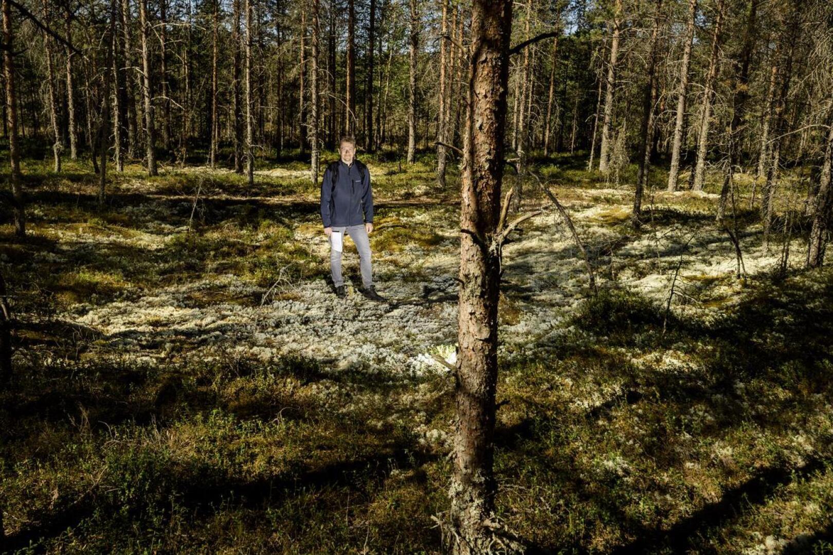 Museolehtori Lauri Skantsi seisoo painanteessa, jossa on sijainnut kivikautinen asumus noin 5000 vuotta sitten.  Kannuksen Kivinevan kohde tutkitaan koululais- ja yleisökaivauksin syksyllä. 