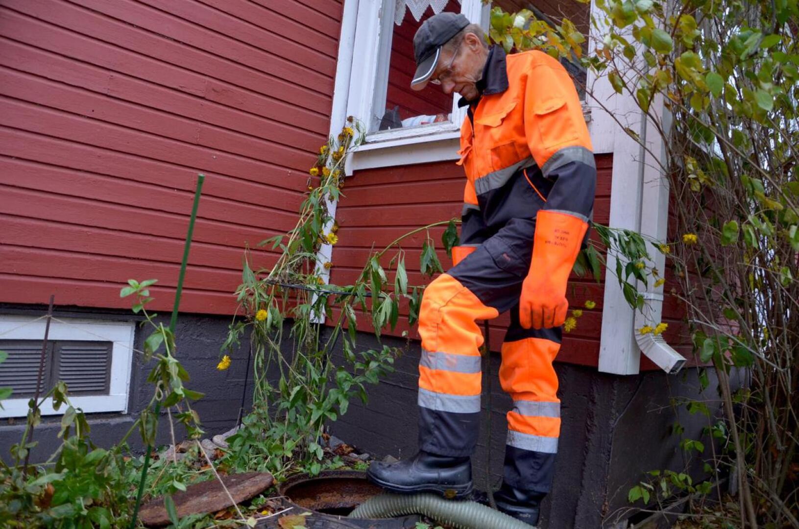 Sakokaivojen tyhjennykset ja lietteen kuljetukset ovat tarkastelussa Jokilaaksojen jätelautakunnan 16 kunnan alueella. Markku Haikola tyhjensi vuosikymmenien ajan kaivoja Ylivieskassa. 