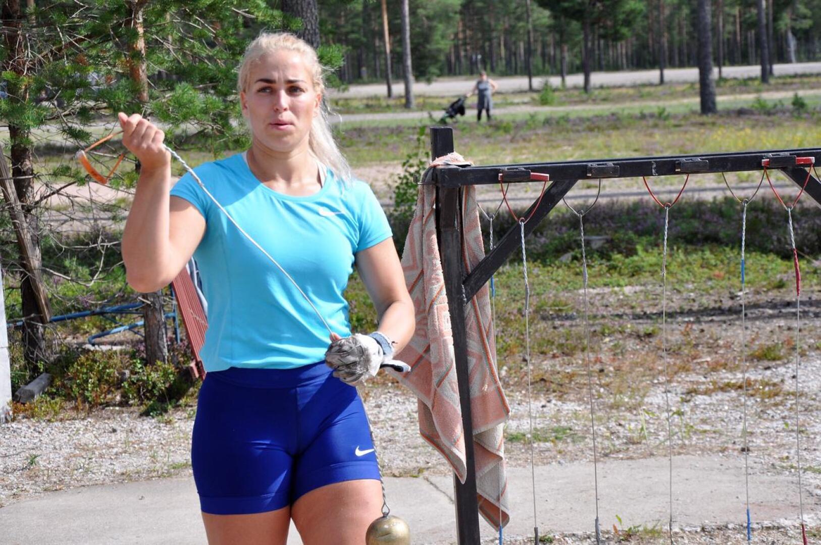 Naisten kilpailun voittaja Noormarkun Kati Ojaloo valmistautui heittoonsa Kaustisen Nikulassa.